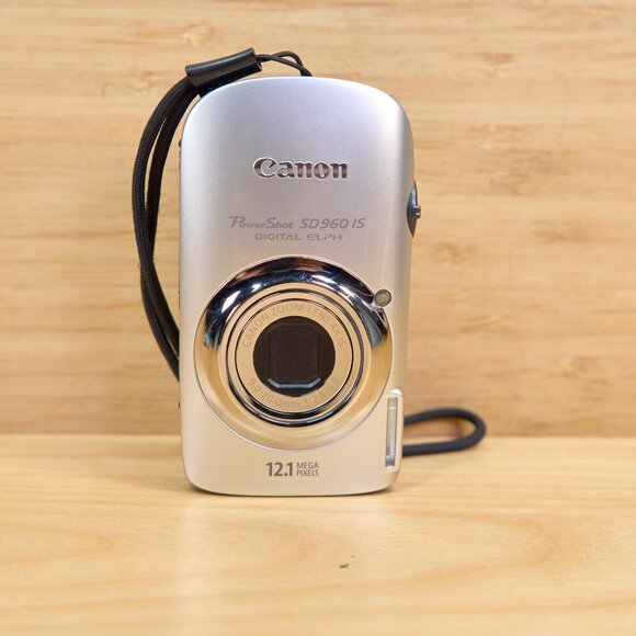 Canon PowerShot SD960IS 12.1 MP Digital Camera, 4X Optical Zoom, Made in Japan - Picture 2 of 9